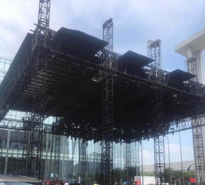 portable stage with roof