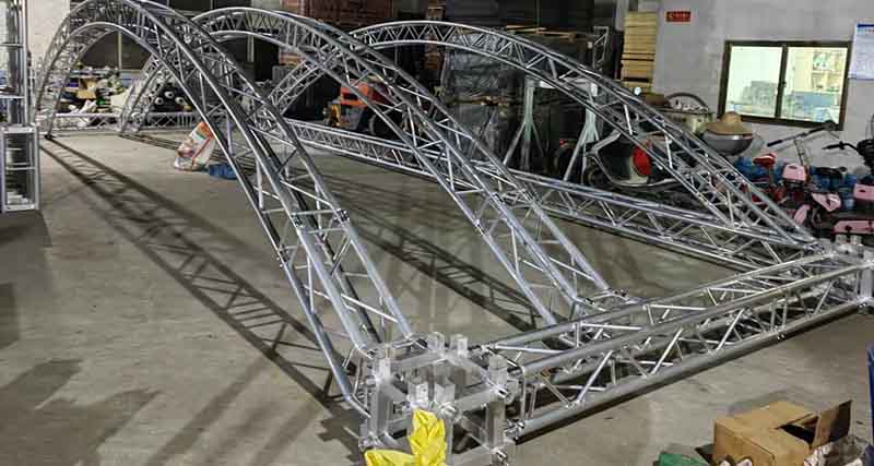 arch roof truss assembly