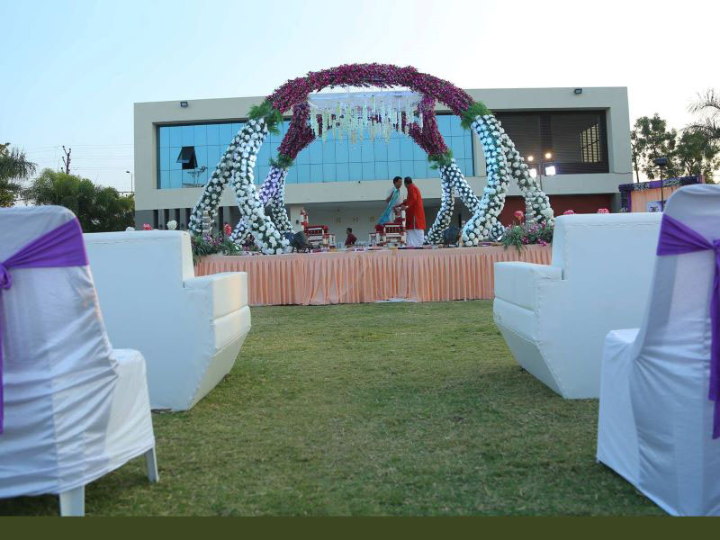 How to design a stage truss system for wedding with flower decoration?