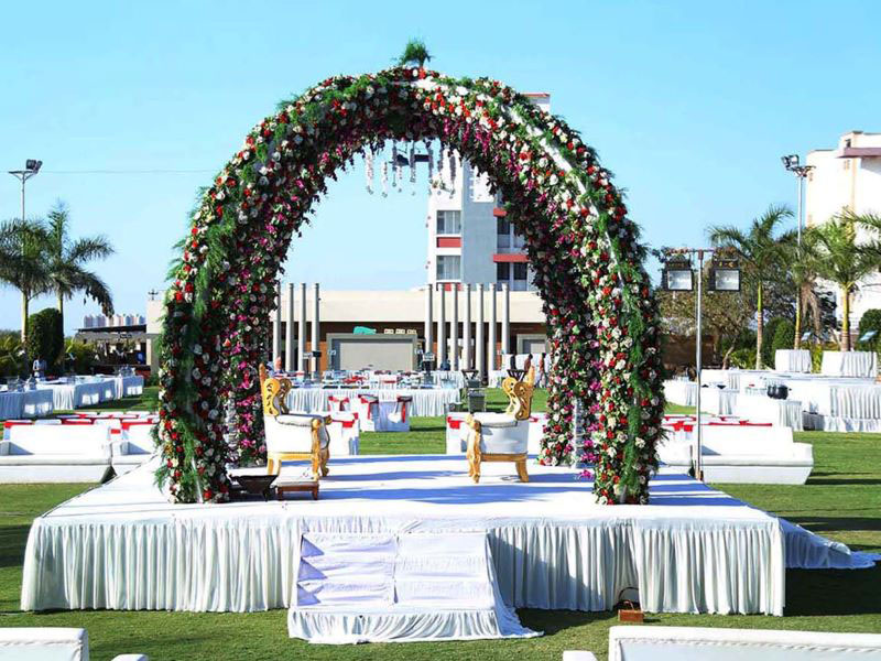 How to decorate a floral wedding arch?