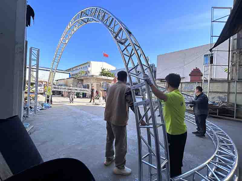 Aluminum tunnel roof stage