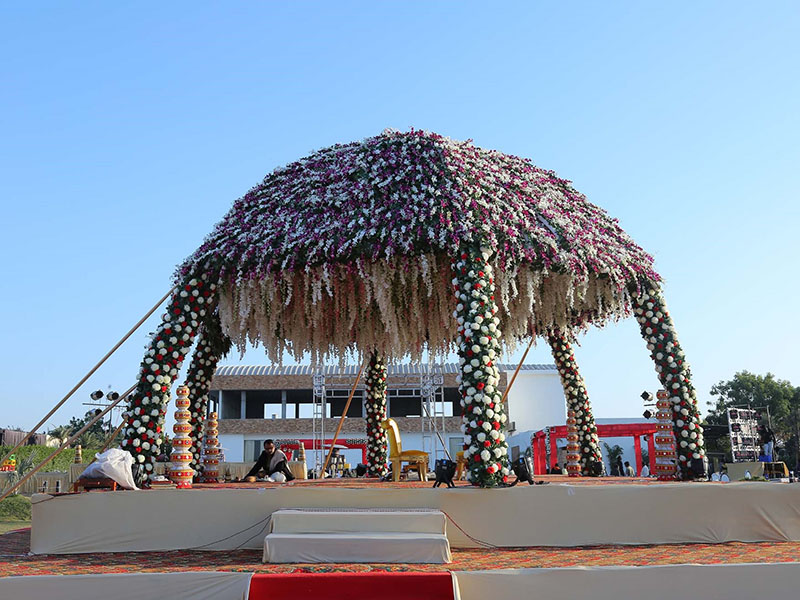 How to design an outdoor India wedding stage decorated with flowers?