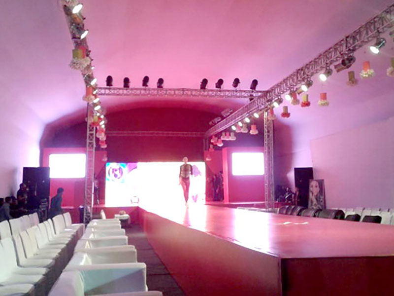 How to do indoor traditional simple wedding reception stage decoration?